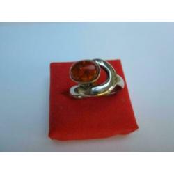 Mooie 9.25 zilvere barnsteen ring maat 17.