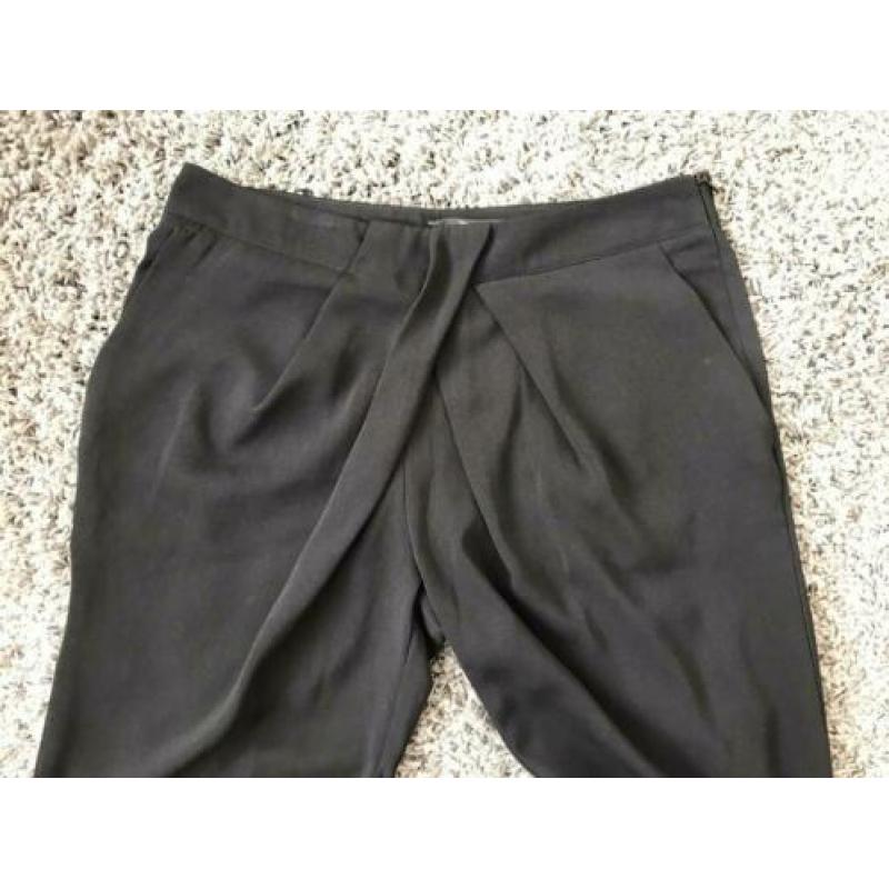 Zwarte pantalon met leuke voorkant, maat 36 c&a nieuw
