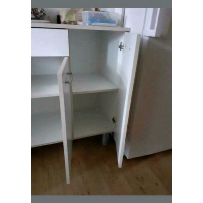 TE Koop Magnetron Meubel bestaat uit 2 delen