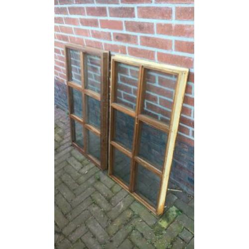 Houten raam met kozijn