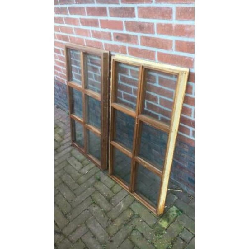 Houten raam met kozijn