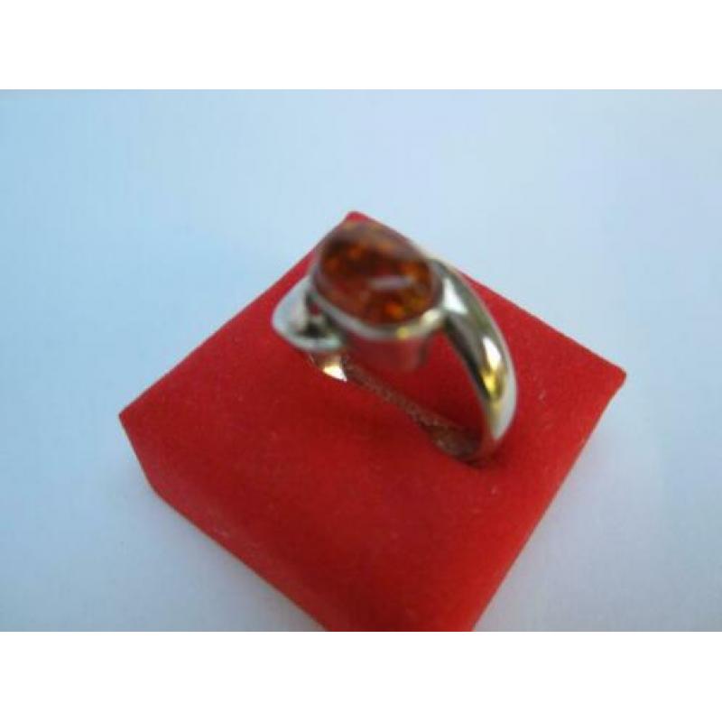 Mooie 9.25 zilvere barnsteen ring maat 17.