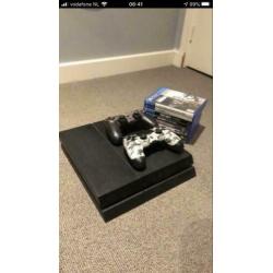 Playstation4 met controllers, spellen en benodigde kabels.