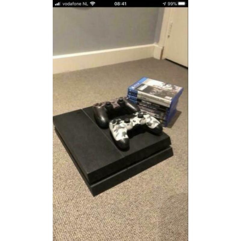 Playstation4 met controllers, spellen en benodigde kabels.