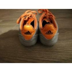 Kinder voetbalschoenen Adidas voetbal maat 28
