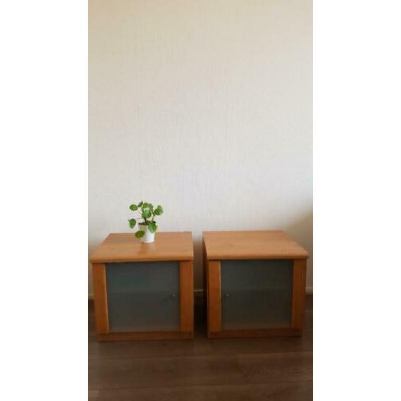 2 x nachtkastjes aangeboden. Afgewerkt met hout en mat glas.