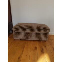 Hocker Ribstof rib kleur taupe met 2 bijpassende kussens