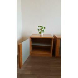 2 x nachtkastjes aangeboden. Afgewerkt met hout en mat glas.