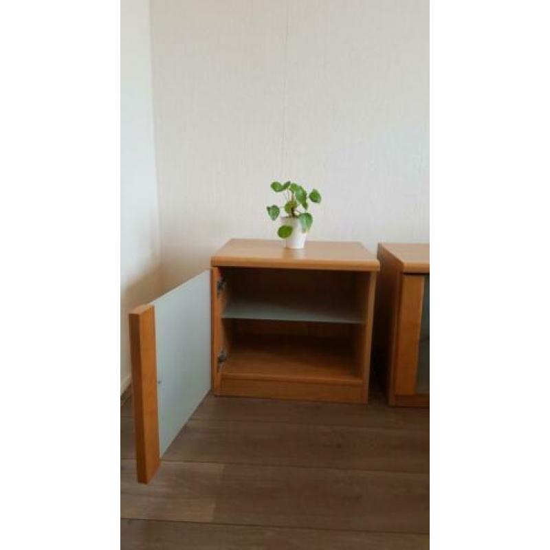 2 x nachtkastjes aangeboden. Afgewerkt met hout en mat glas.