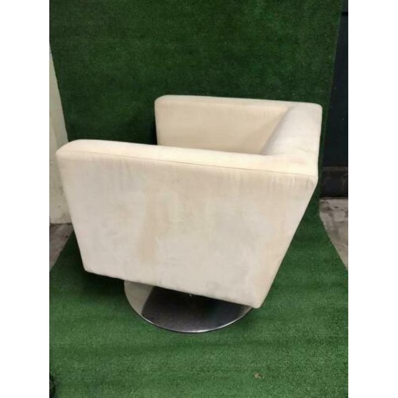 Twee relax stoelen op draaivoet beige alcantara stof