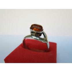 Mooie 9.25 zilvere barnsteen ring maat 17.