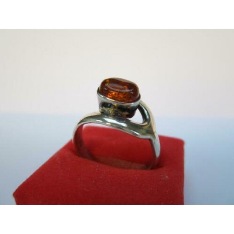 Mooie 9.25 zilvere barnsteen ring maat 17.
