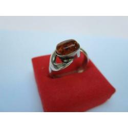 Mooie 9.25 zilvere barnsteen ring maat 17.