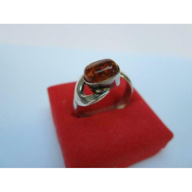 Mooie 9.25 zilvere barnsteen ring maat 17.