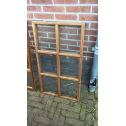 Houten raam met kozijn