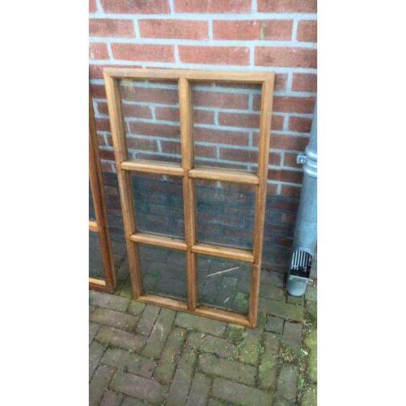 Houten raam met kozijn