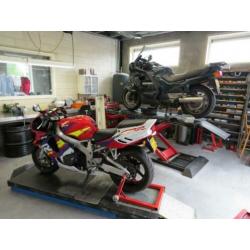 Suzuki SV650S 1:18 geel sv650