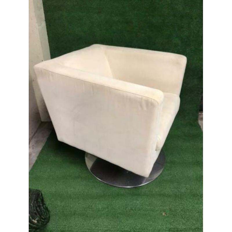 Twee relax stoelen op draaivoet beige alcantara stof