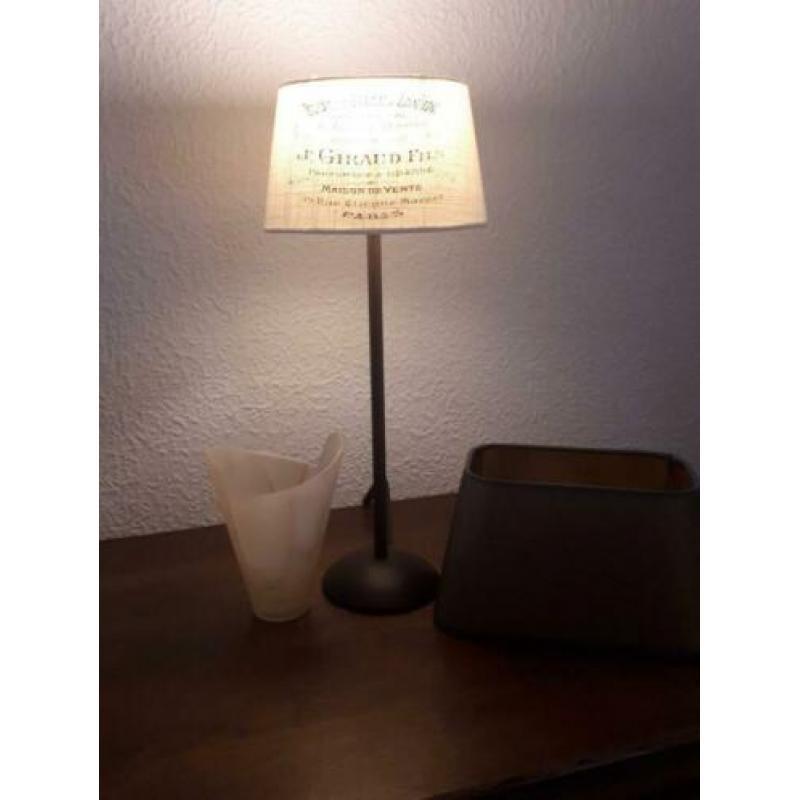 2x staande lampen met ieder 3x verschillende kappen.