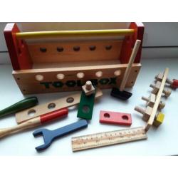 Houten kinder gereedschapskist met toebehoren.