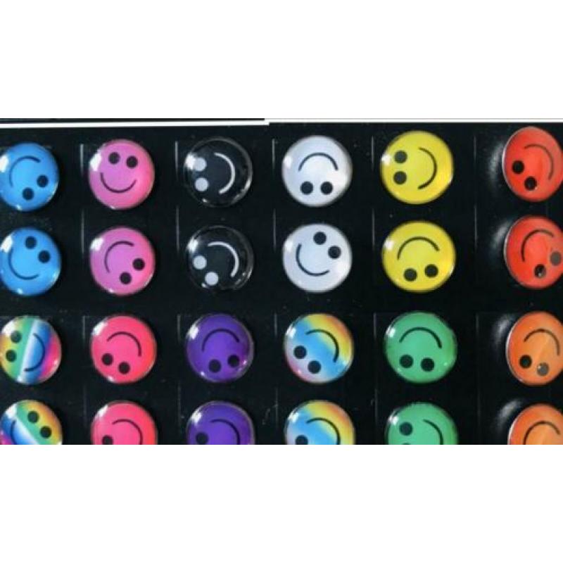 Smiley oorbellen. Super leuk voor kinderverpleegkundigen