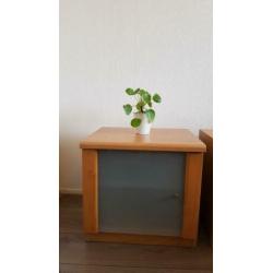 2 x nachtkastjes aangeboden. Afgewerkt met hout en mat glas.