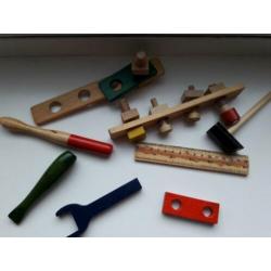 Houten kinder gereedschapskist met toebehoren.