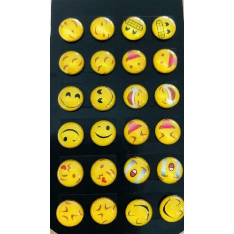 Smiley oorbellen. Super leuk voor kinderverpleegkundigen