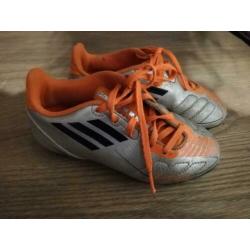 Kinder voetbalschoenen Adidas voetbal maat 28