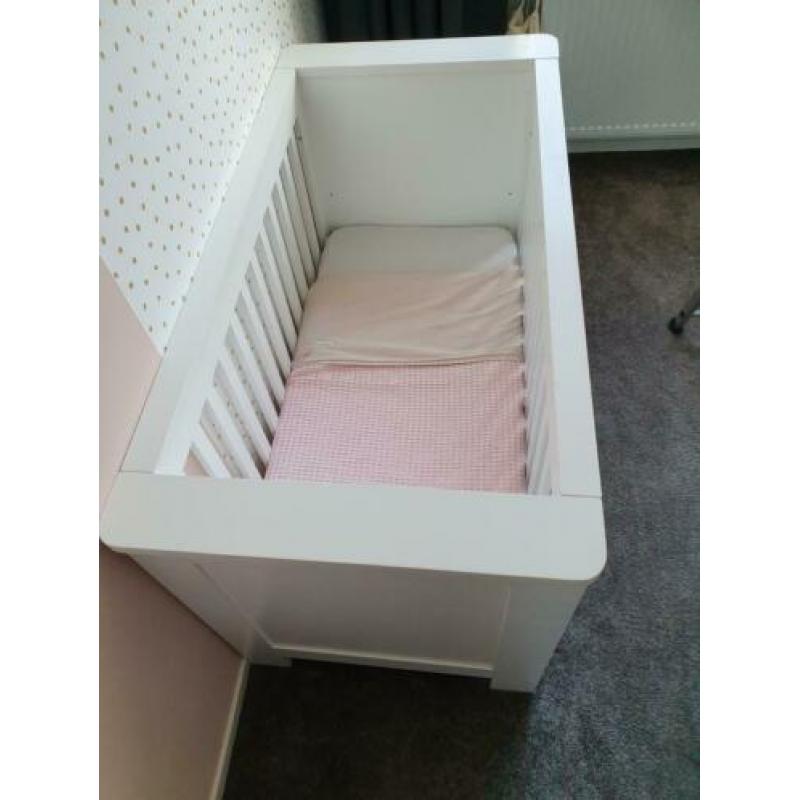 Ledikant en commode