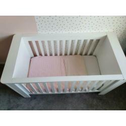 Ledikant en commode