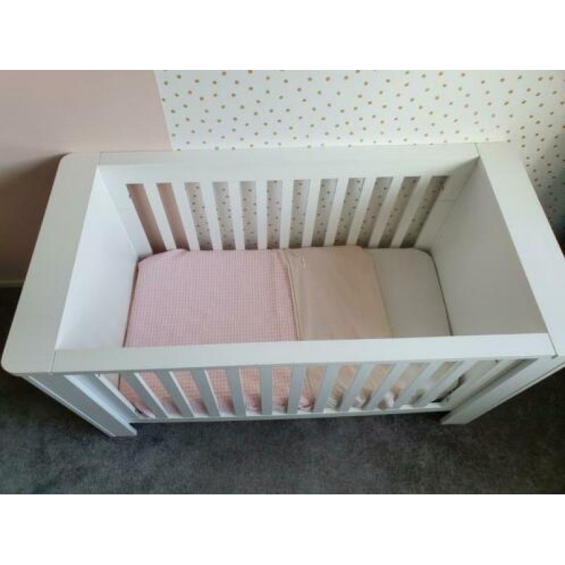 Ledikant en commode