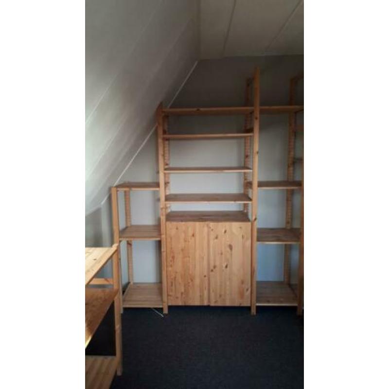Ikea Ivar stellingkasten, werktafels en barkrukken,