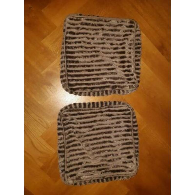 Hocker Ribstof rib kleur taupe met 2 bijpassende kussens