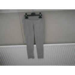Mooie grijze legging maat 140 van MUY MALO (meer in maat 140