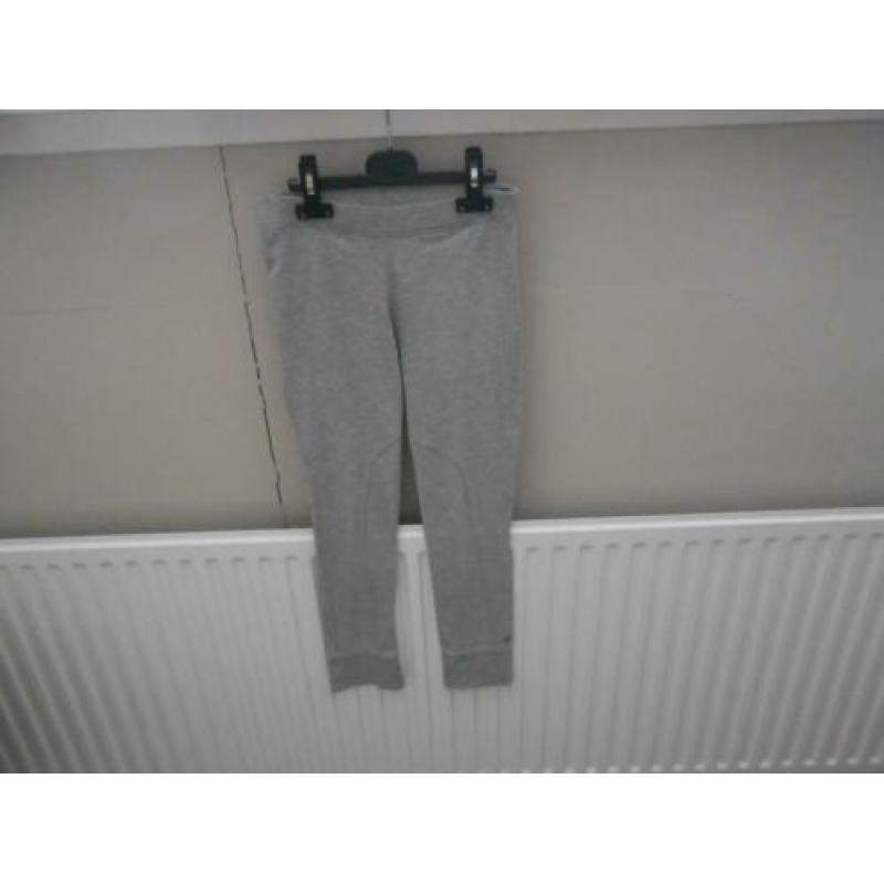 Mooie grijze legging maat 140 van MUY MALO (meer in maat 140