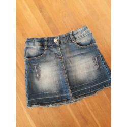 Jeans short en rokjes maat 128