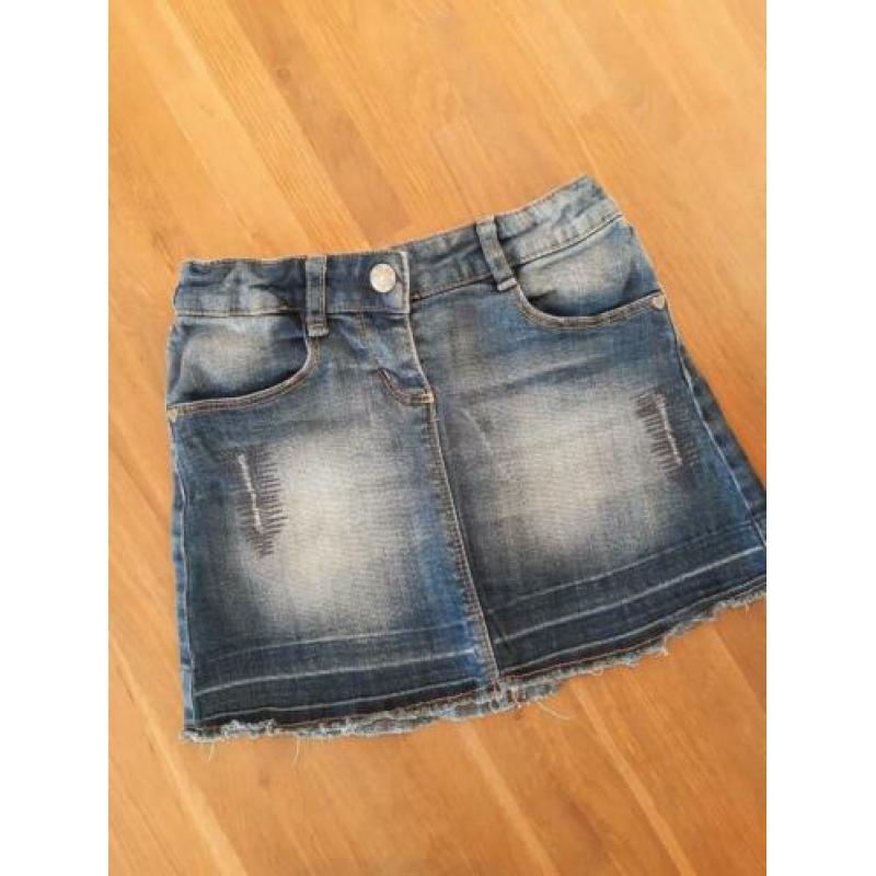 Jeans short en rokjes maat 128