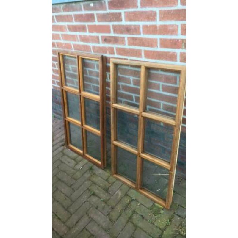 Houten raam met kozijn