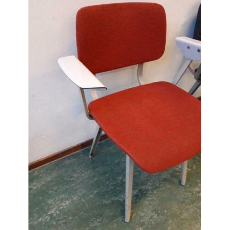 Friso Kramer stoelen voor arend de cirkel. Revolt stoel