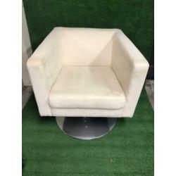 Twee relax stoelen op draaivoet beige alcantara stof