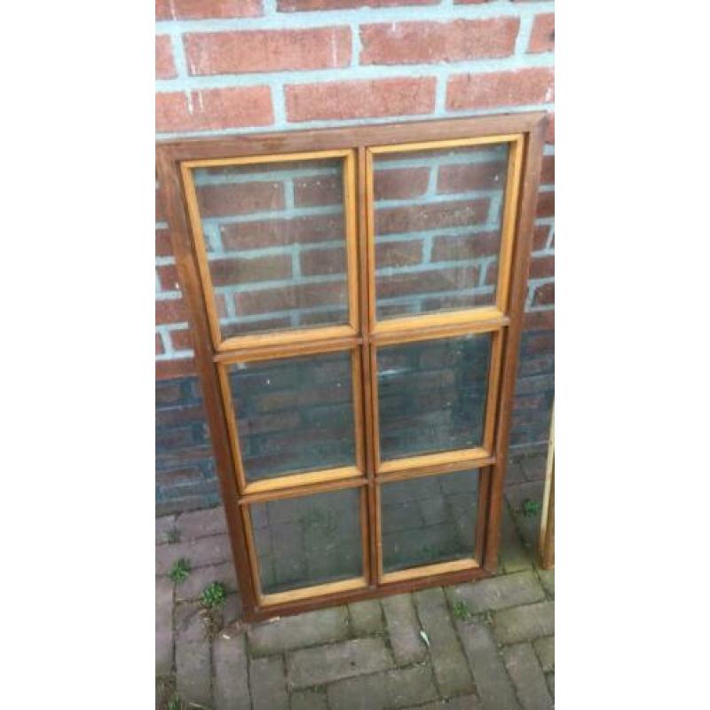 Houten raam met kozijn