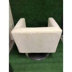 Twee relax stoelen op draaivoet beige alcantara stof