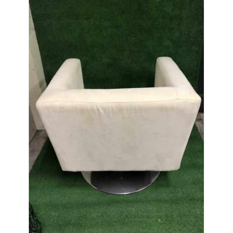 Twee relax stoelen op draaivoet beige alcantara stof