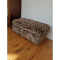 Hocker Ribstof rib kleur taupe met 2 bijpassende kussens