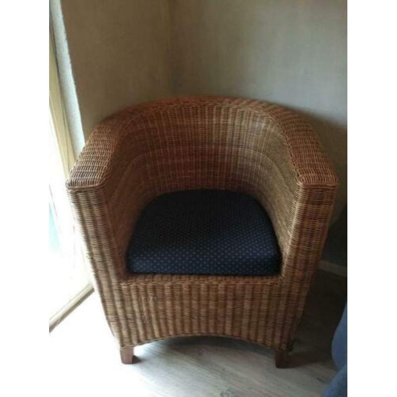 2 rieten stoelen en tafel
