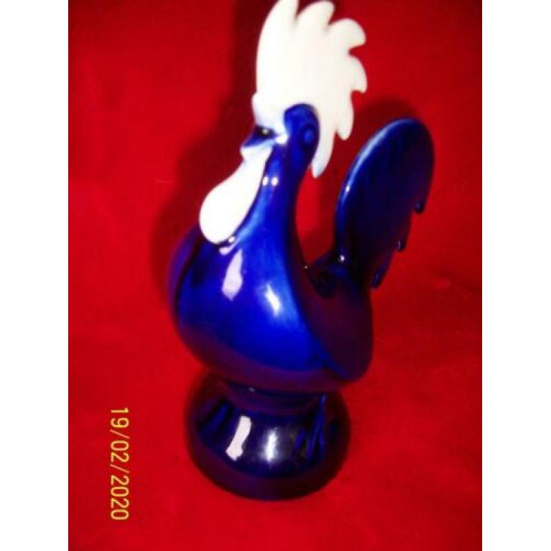 ,,goebel" haan in donkerblauw en wit geglazuurd porselein