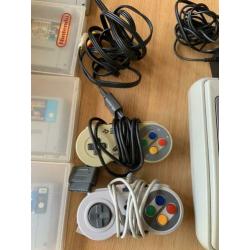 SUPER NINTENDO incl 4 spelletjes en 2 controllers