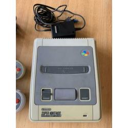 SUPER NINTENDO incl 4 spelletjes en 2 controllers