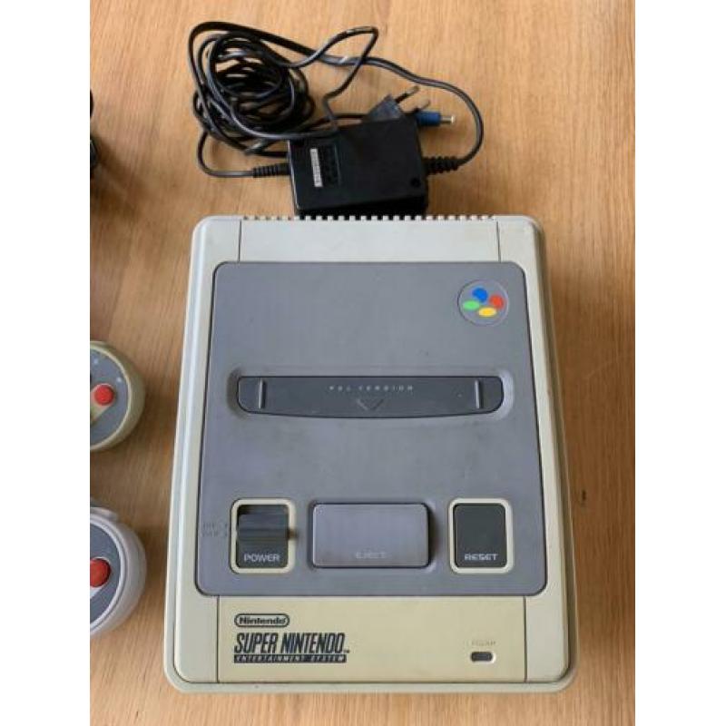 SUPER NINTENDO incl 4 spelletjes en 2 controllers